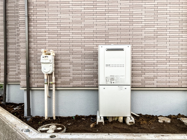 屋外に設置された給湯器